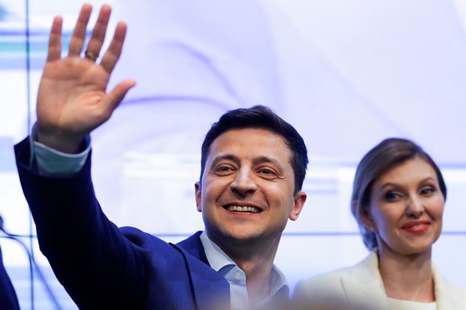 Wolodymyr Selenskyj und seine Frau Olena Selenska begrüßen ihre Unterstützer in seinem Hauptquartier nach den Wahlen.