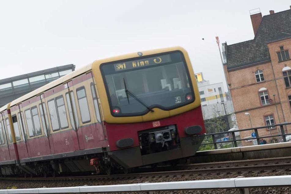Am Bahnhof Treptower Park wurde sie angegriffen, und in der S-Bahn stellte sie die Täter bloß.