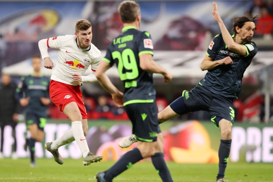 Eine verunglückte Klärungsaktion des vorherigen Torschützen Maris Bülter nahm Timo Werner (l.) Volley und traf wuchtig zum Ausgleich. Der Nationalspieler traf später auch zum 3:1-Endstand.