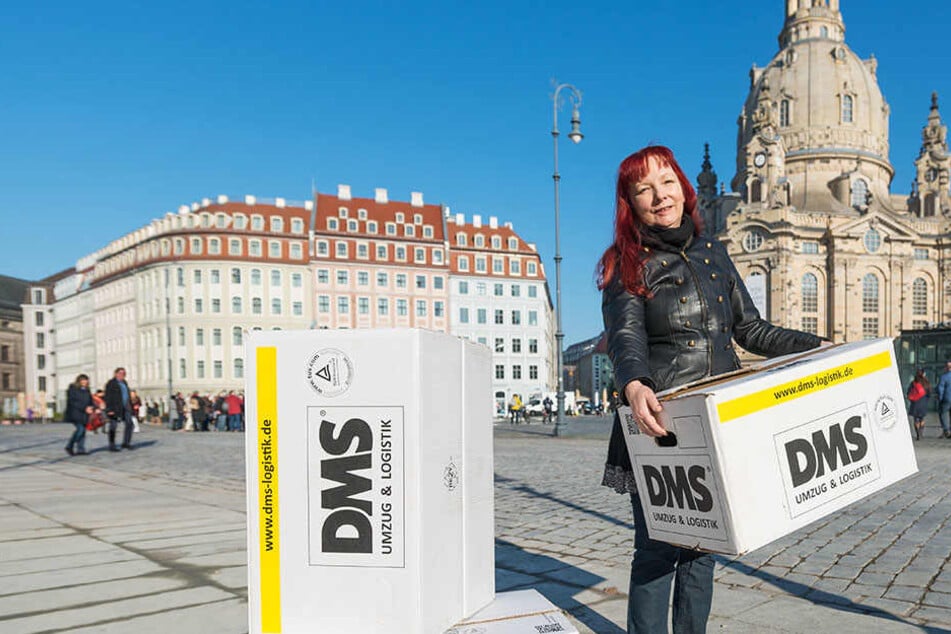 Erfolgsautorin Sabine Ebert (60) zieht nach Dresden um: Jetzt sind die Möbelkartons am Neumarkt vor der Frauenkirche eingetroffen.