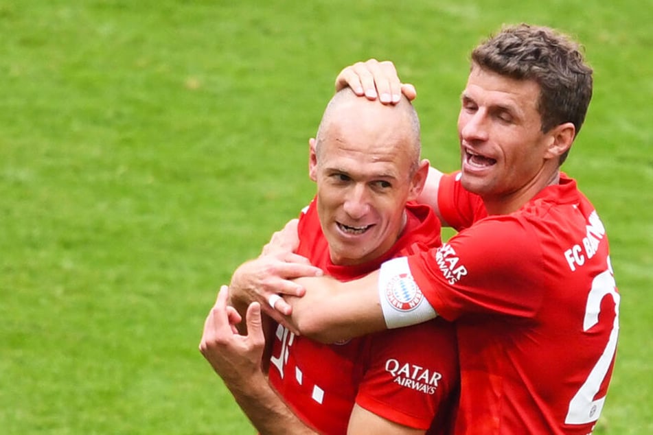 Thomas Müller freute sich, denn Arjen Robben (l.) traf wie auch Franck Ribery zum Abschluss seiner großen Bundesliga-Karriere noch einmal.