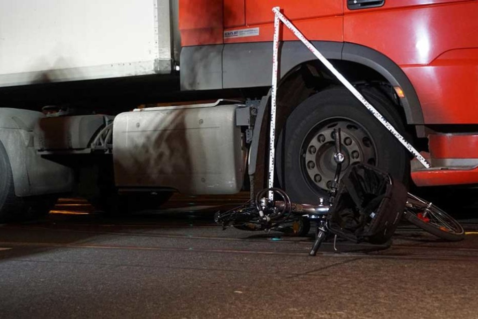 Das Fahrrad liegt neben Laster.