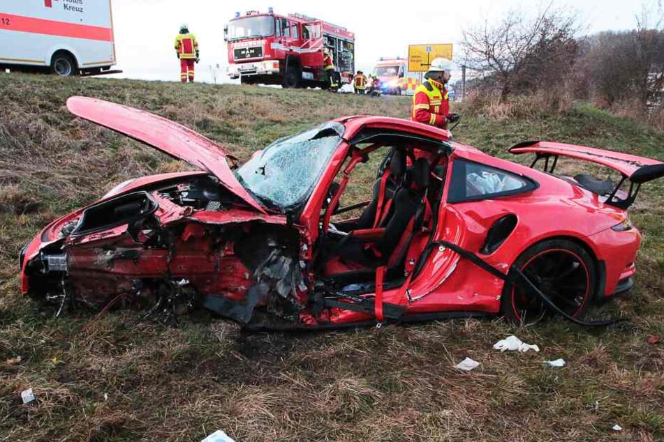 Der Porsche wurde bei dem Unfall völlig zerstört.