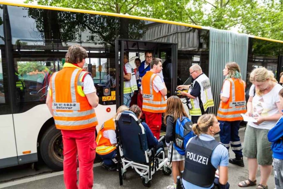 Einsatzkräfte des Rettungsdienstes kümmerten sich um die Verletzten.