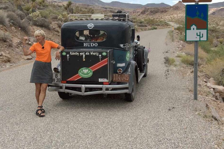 Die ehemalige Rennfahrerin und ihr Oldtimer auf der legendären Route 66.