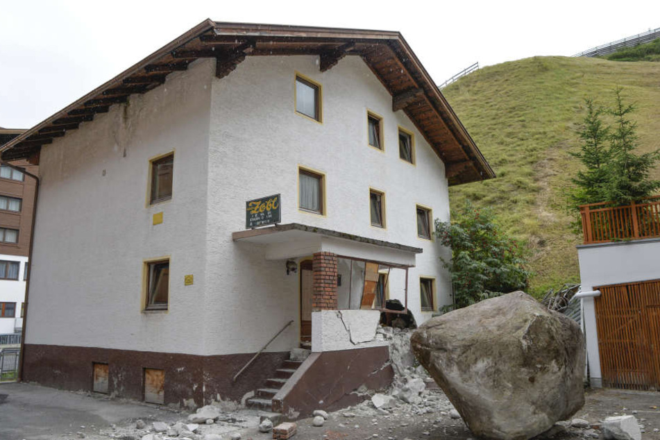 Ein rund 20 Tonnen schwerer Felsbrocken liegt in Sölden im Bezirk Imst vor einem Haus, gegen das er geprallt war.