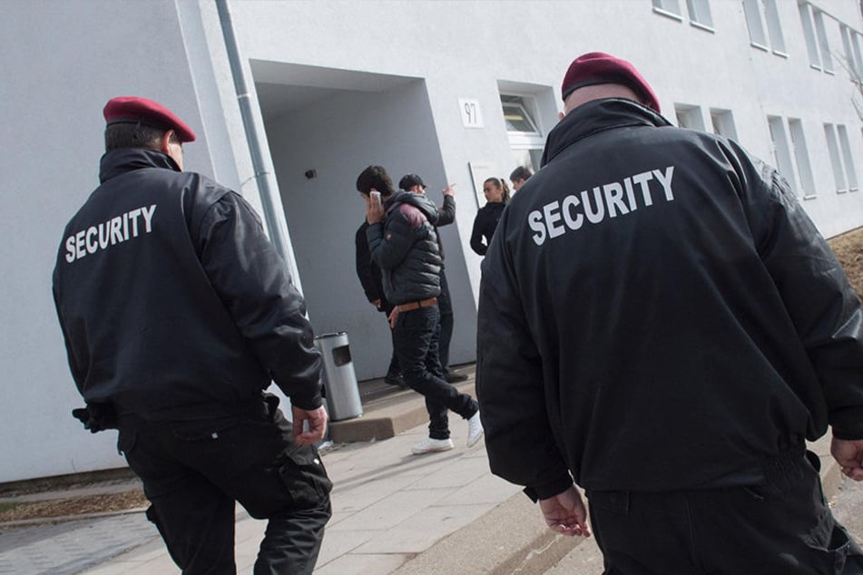 Security-Mitarbeiter vor einer Erstaufnahme-Einrichtung in Baden-Württemberg. (Symbolbild)