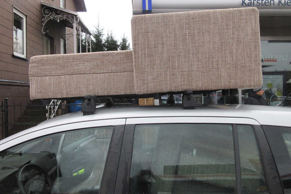 Das Sofa lag einfach ungesichert auf dem Autodach.
