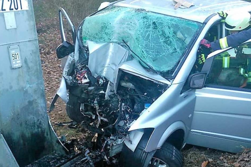 Der Fahrer des Kleinlasters überlebte den Unfall nicht.