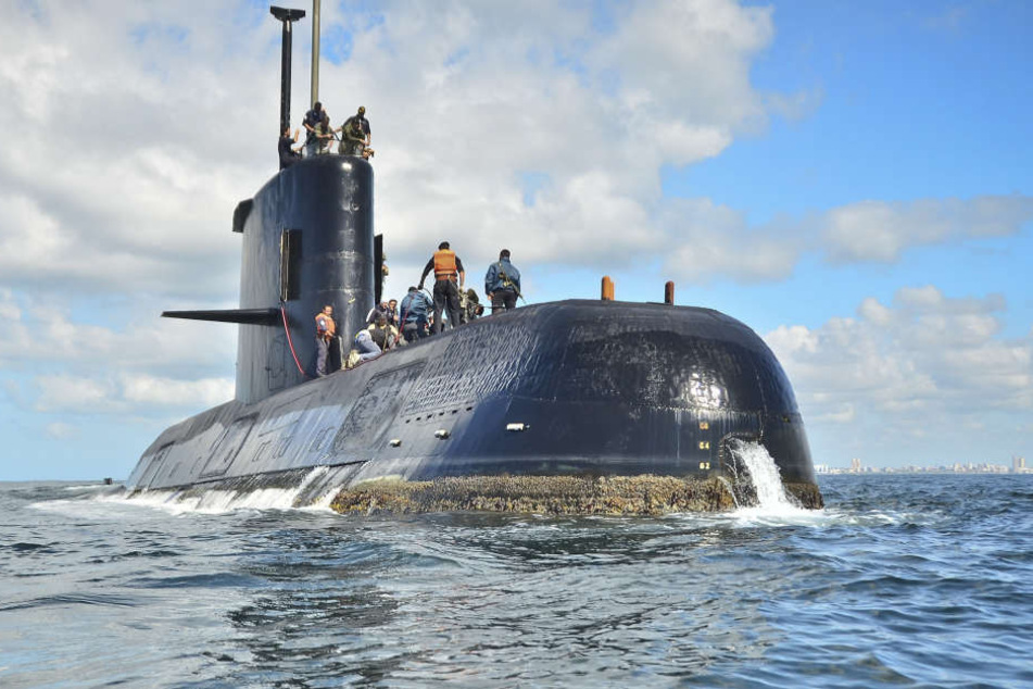 Das undatierte Foto der argentinischen Marine zeigt die ARA San Juan, ein in Deutschland gebautes diesel-elektrisches Schiff, in der Nähe von Buenos Aires, Argentinien.