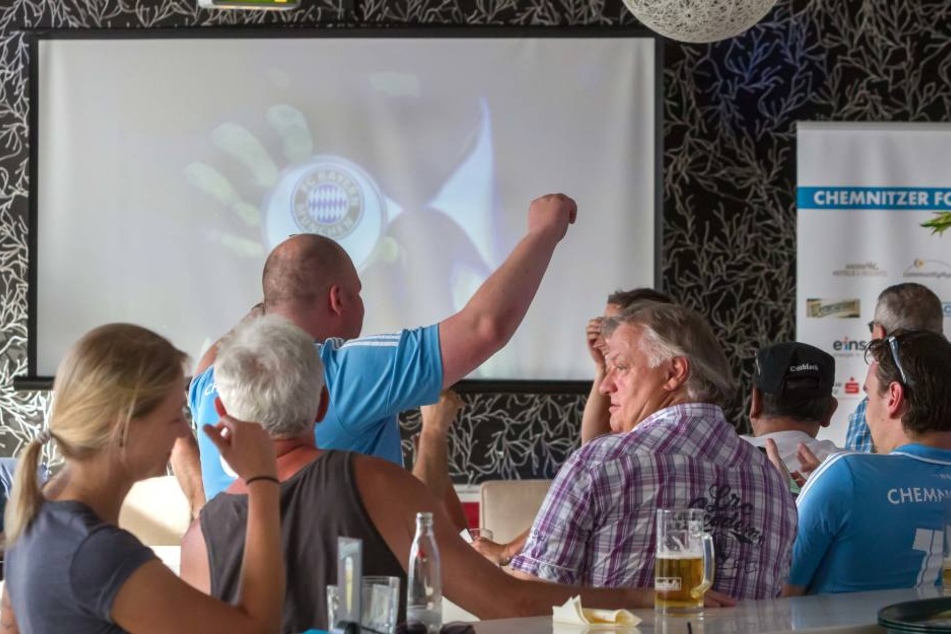 Als der Pokal-Gegner FC Bayern gezogen wurde, jubelten CFC-Fans beim Public Viewing im Café Moskau.