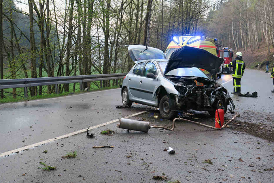 Der Peugeot war gegen mehrere Bäume geprallt und dann zurück auf die Straße geschleudert.