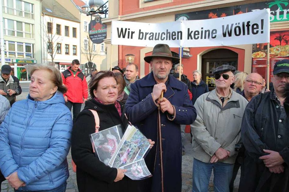 Schäferin Andrea Wiedmer zeigt Fotos ihrer Schafe, die von Wölfen getötet wurden.