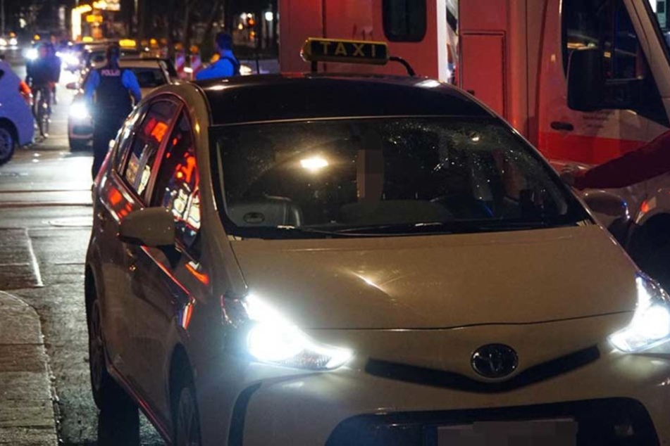Die Frontscheibe des Taxis ist durch den Aufprall der Radfahrerin zerstört.