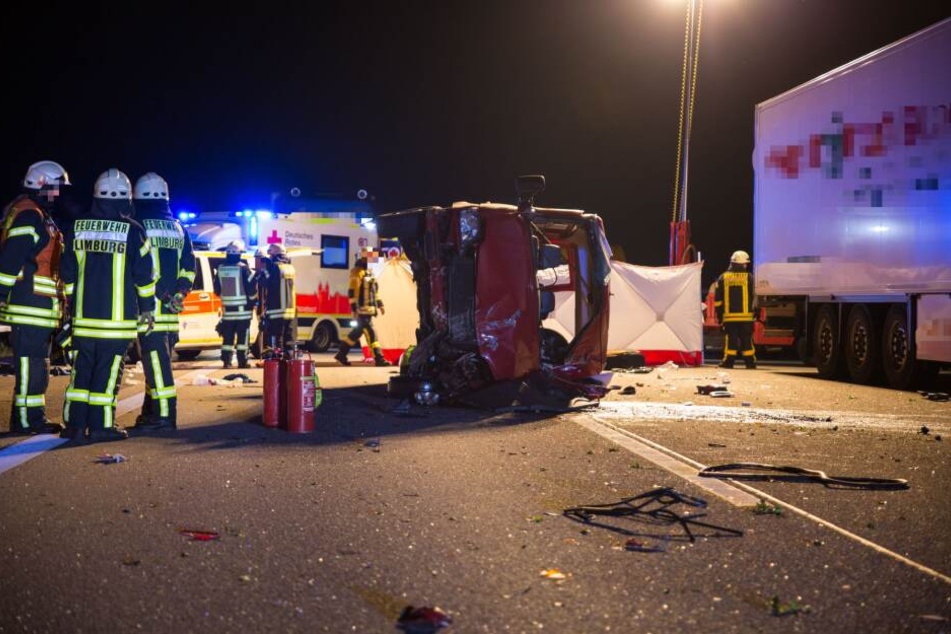 Der Kleinbus wurde auf die Gegenfahrbahn geschleudert.