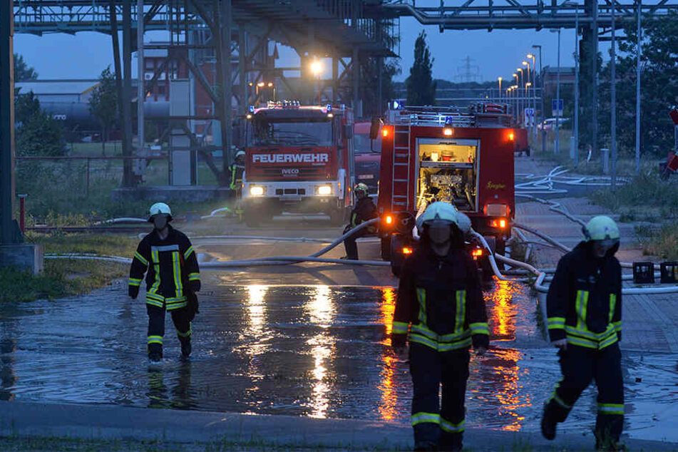 Die Feuerwehr legte einen Wasserschleier über den betroffenen Betrieb. Dort wird Metallschleifschlamm bearbeitet (Symbolbild).