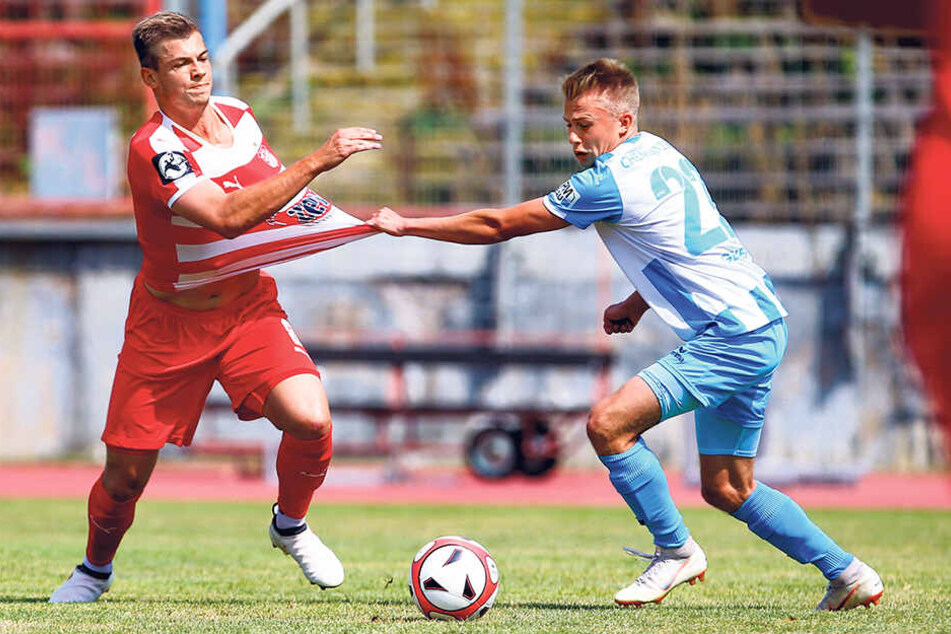 Jakob Gesien (r.), hier im Testspiel gegen den FSV Zwickau im Zweikampf mit Kevin Hoffmann,hat keine Zukunft beim CFC.
