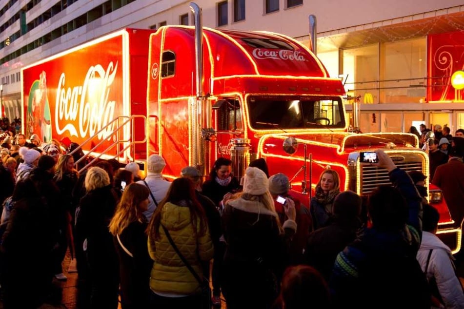 Auch in Deutschland, wie hier in Dresden, ist der Coca -Cola Weihnachtstruck in der Weihnachtszeit unterwegs.
