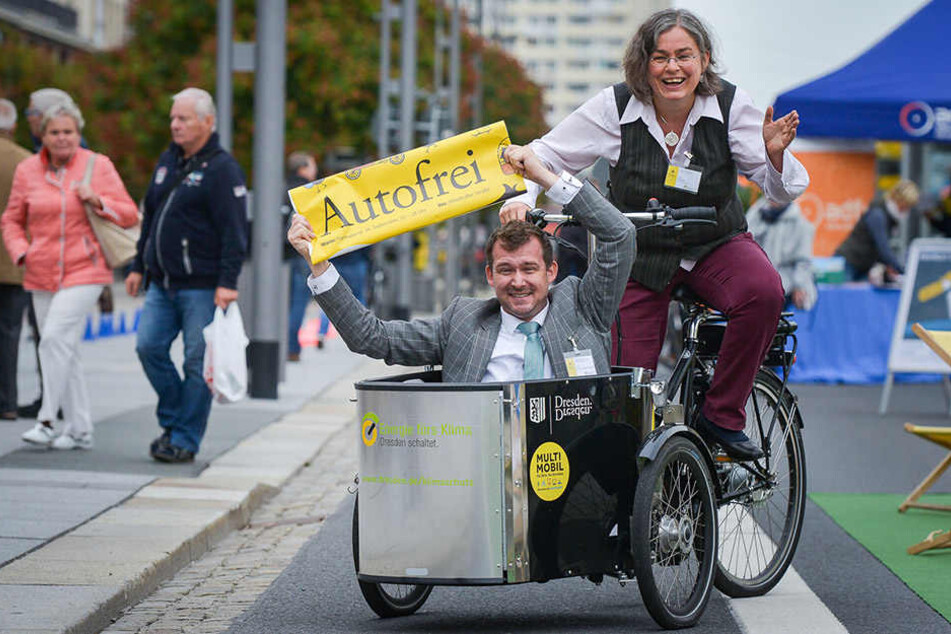 Einer radele des anderen
Last: Umweltbürgermeisterin
Eva
Jähnigen chauffiert
Bürgermeister Raoul
Schmidt-Lamontain in
einem Lastenfahrrad.