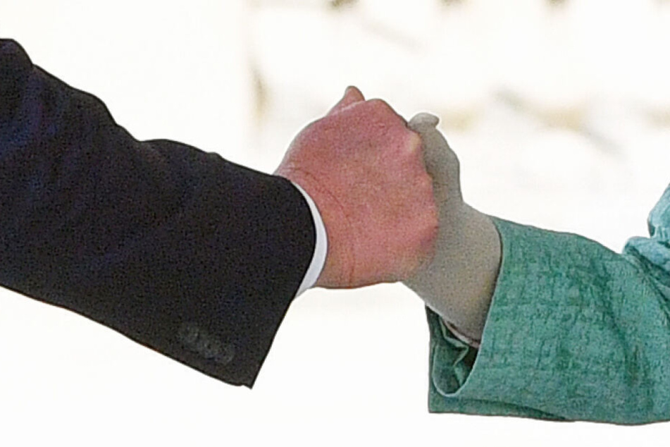 Handschlag zwischen Königin Elizabeth II. und Donald Trump bei der offiziellen Begrüßung.