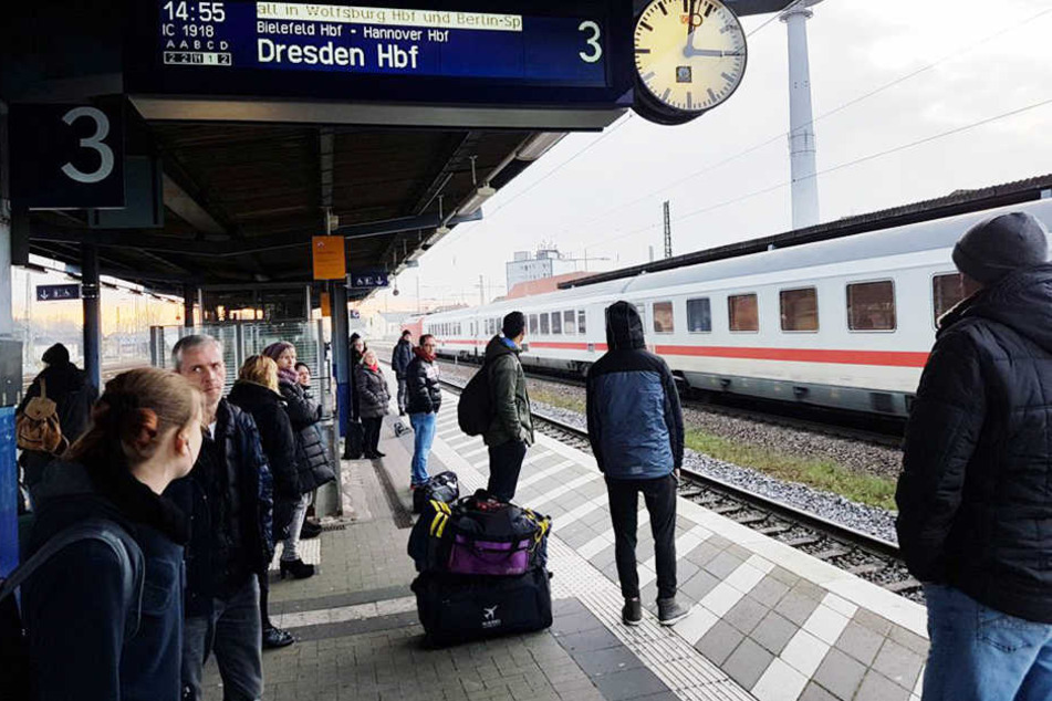 Mit großen Fragezeichen im Gesicht standen die Reisenden am Gleis.