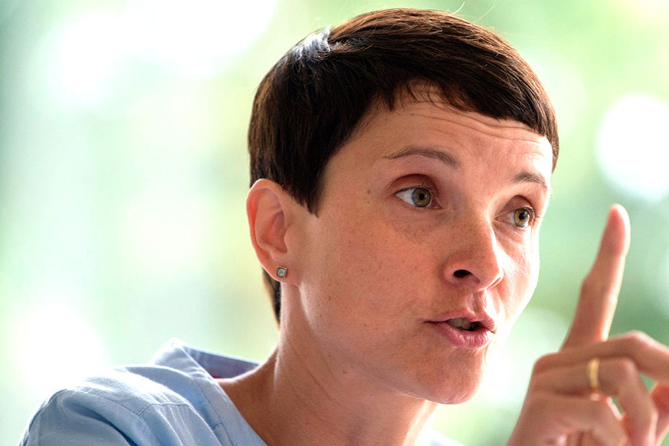 Frauke Petry (43), Chefin der "Blauen Partei", buhlt um die Gunst der CDU