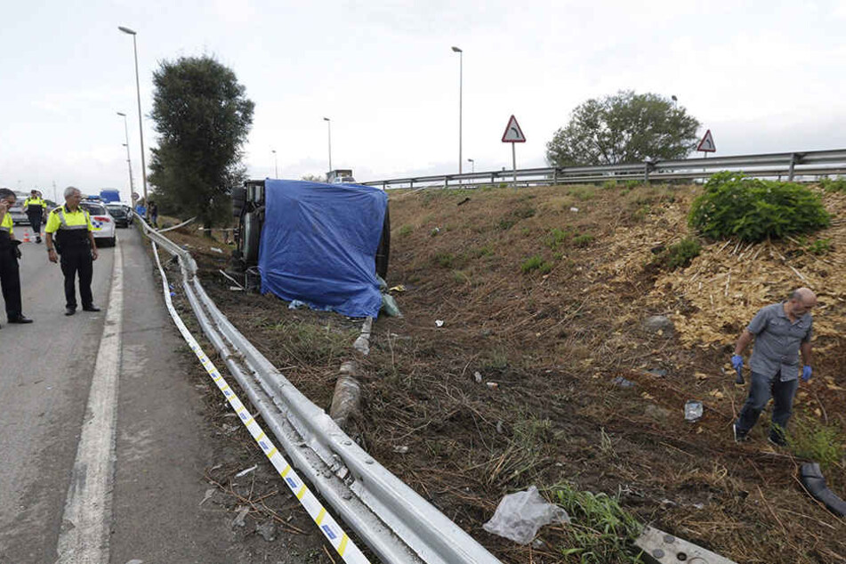 Ein schweres Unwetter fegte den Reisebus einfach von der Schnellstraße.