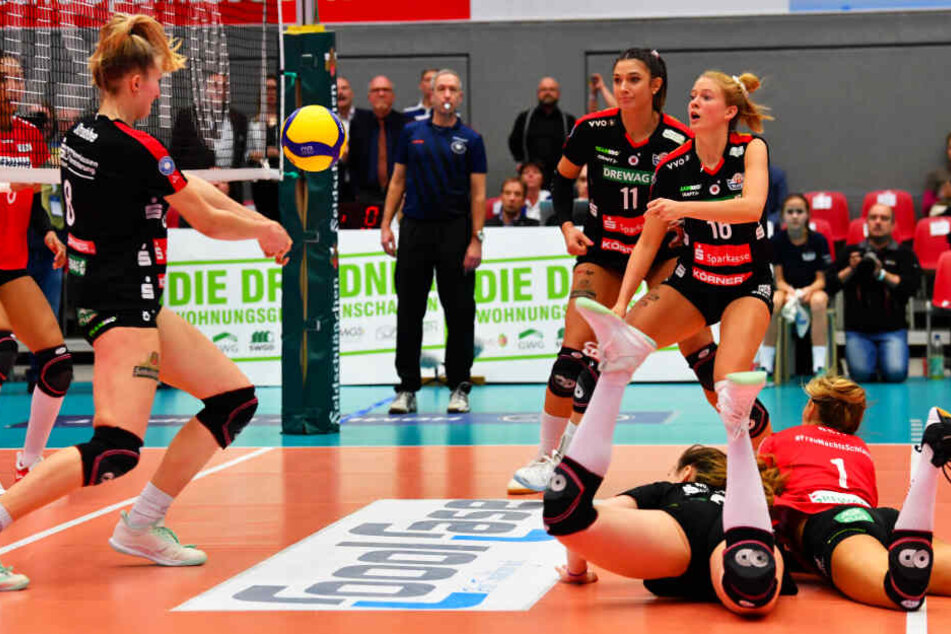 Monique Strubbe, die gegen Vilsbiburg zu ihrer Bundesliga-Premiere kam, versucht den Ball zu retten. Lucija Mlinar und Lenka Dürr liegen am Boden.