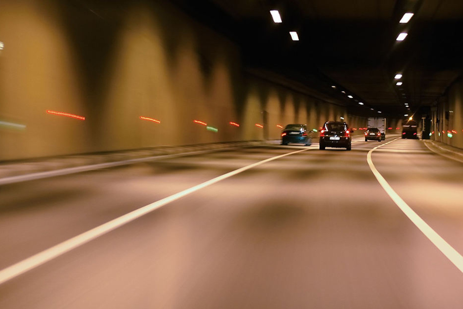 Mehrere Autofahrer mussten Vollbremsungen einlegen, als sie den Mann im letzten Moment bemerkten (Symbolbild)