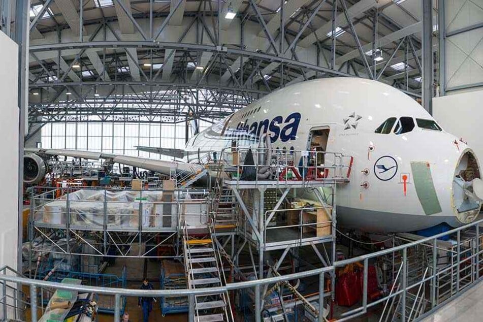 Der riesige Lufthansa-Airbus A380-800 passt geradeso in den Hangar.