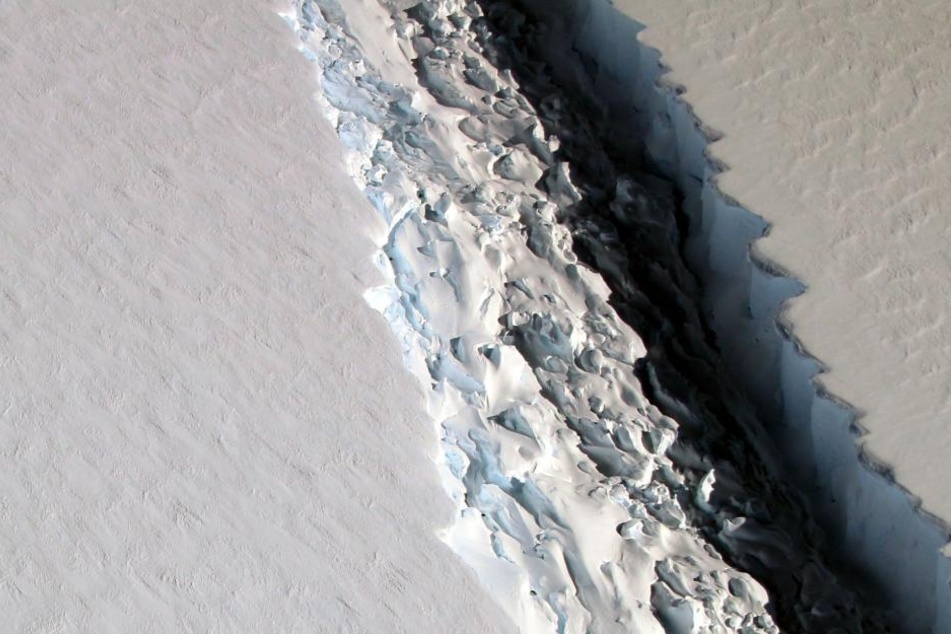 Der Eisberg ist siebenmal so groß wie Berlin. Bereits sein Riss hatte eine Länge von 200 Kilometern!