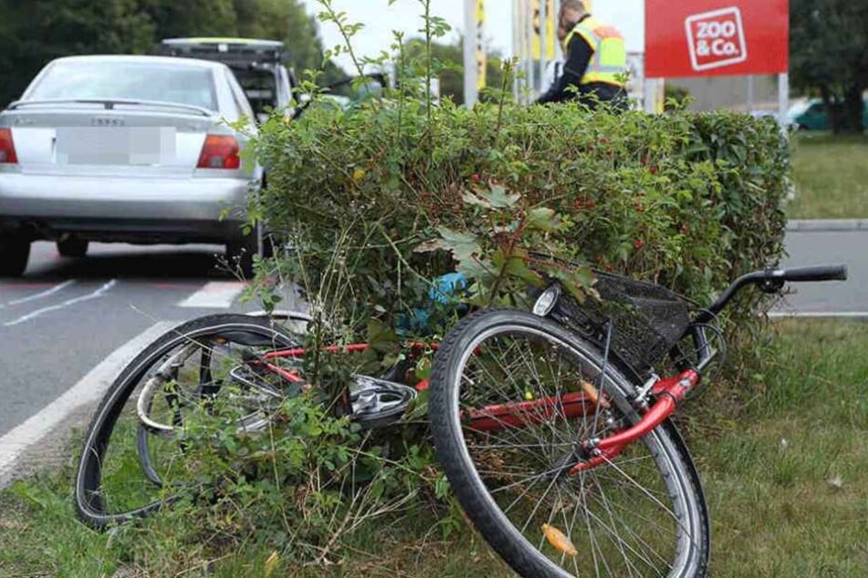in Radfahrererin wurde am Mittwoch von einem PKW vor einem Coswiger Möbelmarkt erfasst.