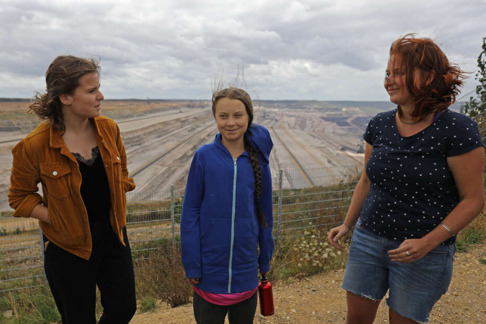Greta Thunberg (M), Klimaschutzaktivistin, steht mit Luisa Neubauer (l), der deutschen Organisatorin der Klimastreiks «Fridays for Future», und Kathrin Henneberger, der Vertreterin des Aktionsbündnisses «Ende Gelände» am Tagebau Hambach.