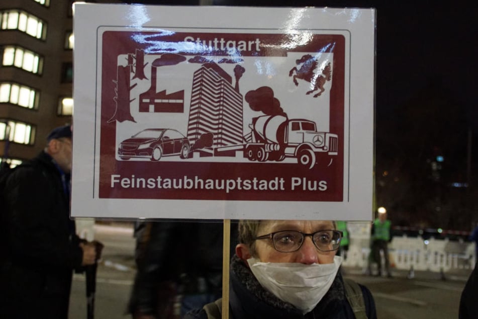 Diese Demonstrantin protestiert gegen die "Feinstaubhauptstadt" Stuttgart.
