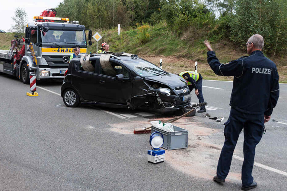 Der Chevrolet wurde bei dem Unfall stark beschädigt und verlor sein Vorderrad.