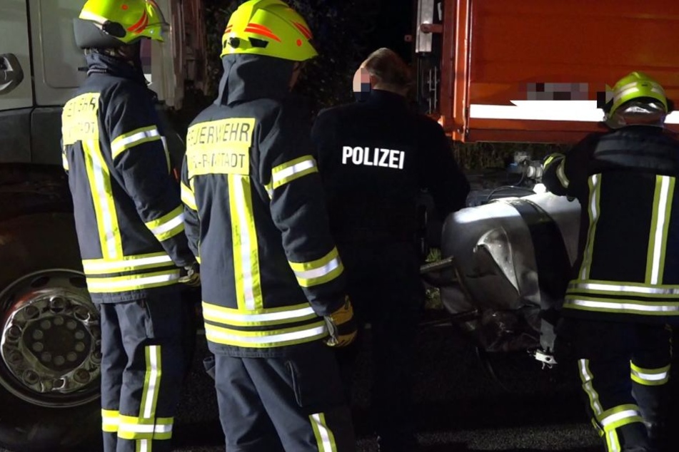 Polizei und Feuerwehr untersuchen den verunfallten Lastwagen.