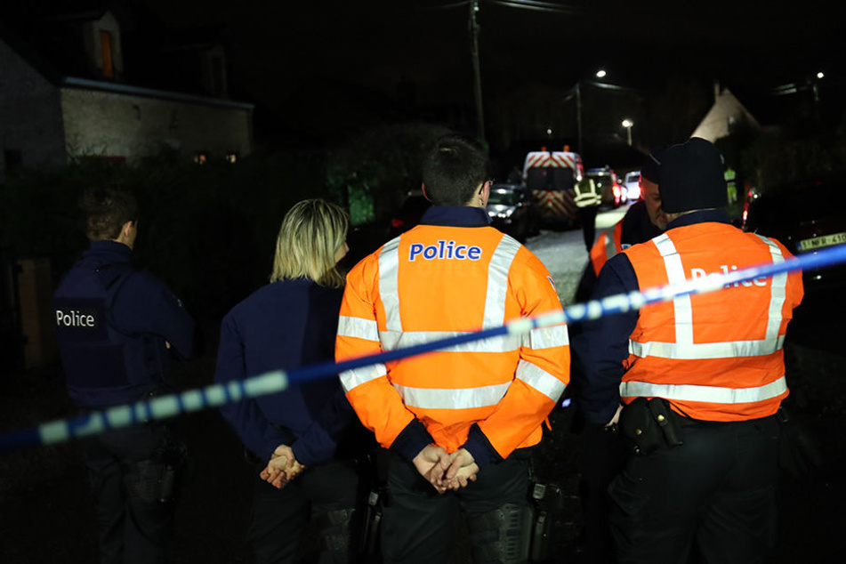 Einsatzkräfte der Polizei am Ort des Zugunglücks in Belgien.