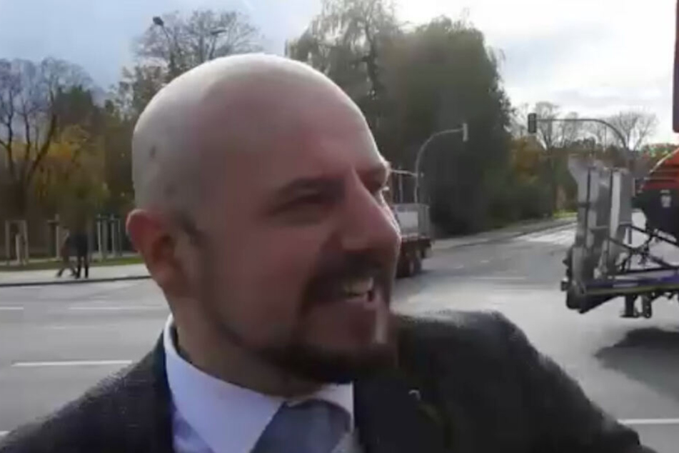 In einem Facebook-Video tönte der Abgeordnete: "Merkel muss weg!" (Screenshot)