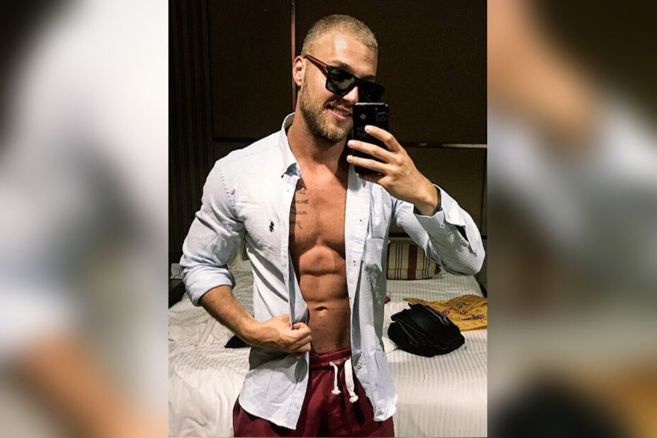 Filip fotografiert sich vorm Spiegel mit offenem Hemd und Blick auf sein Sixpack. (Montage)