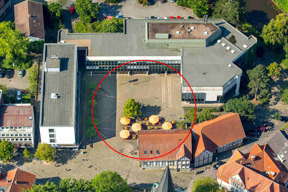 Auf dieser Fläche vor dem Bünder Rathaus hätte die Eisbahn stehen sollen.