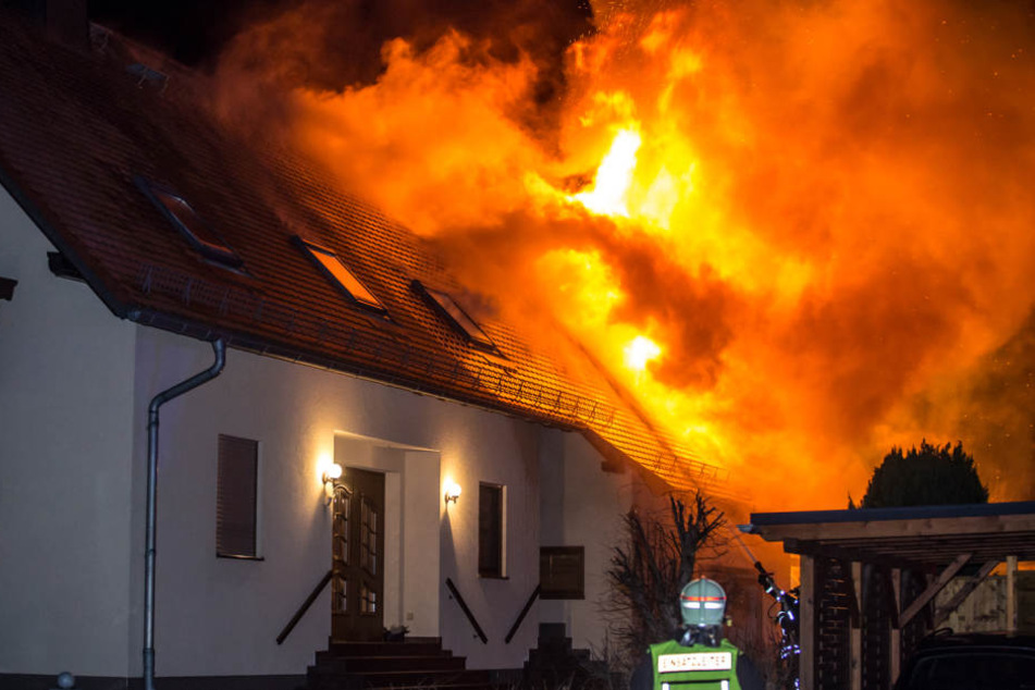 Ein Großfeuer alarmierte in der Nacht die Feuerwehr.