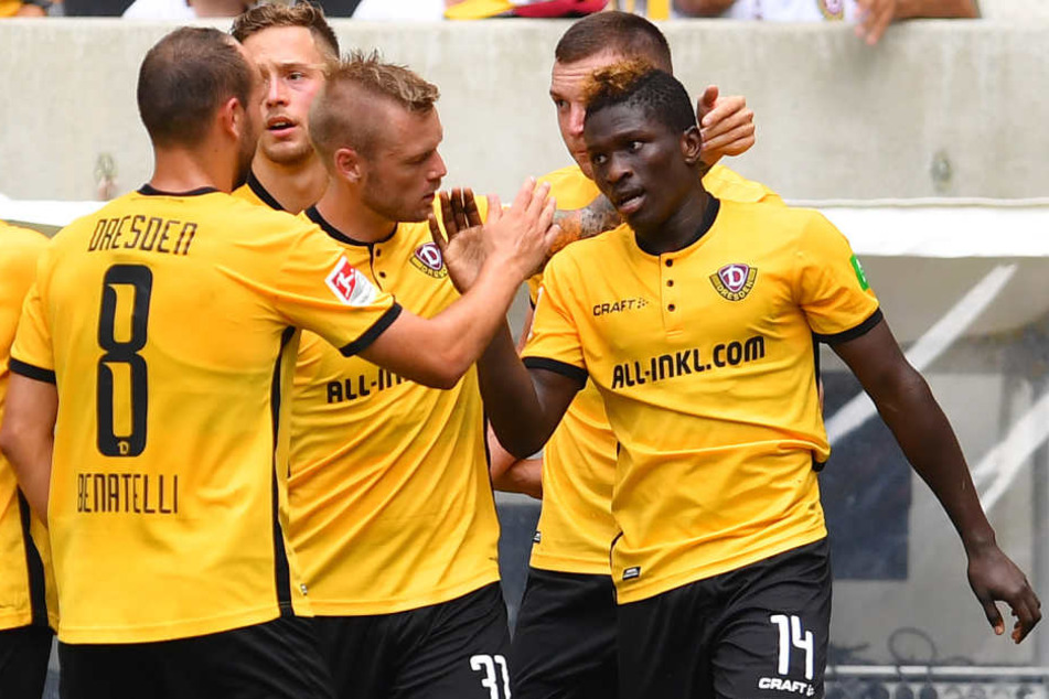 Koné und seine Mannschaftskollegen bejubeln das 1:0.