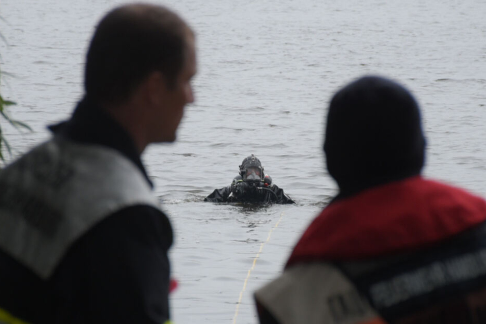 Ein Taucher der Feuerwehr sucht in der Alster nach einer vermissten Person.
