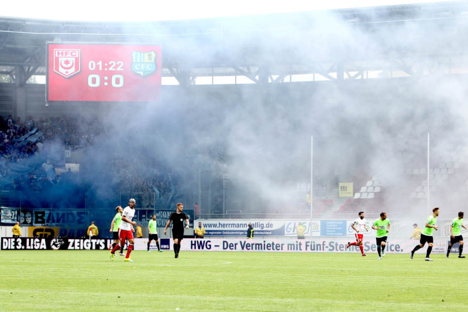 Beim Auswärtsspiel in Halle haben einige CFC-Anhänger das Zündeln mal wieder nicht lassen können.