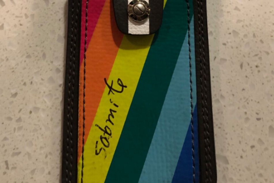 Ein Unbekannter schrieb "Sodomite" auf den Regenbogen-Kofferanhänger.