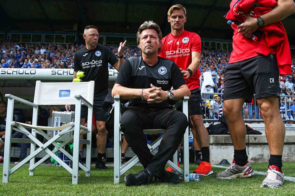 Bielefelds Cheftrainer Jeff Saibene (vorne) weiß, wie wichtig dieser Erfolg für seine Mannschaft war.
