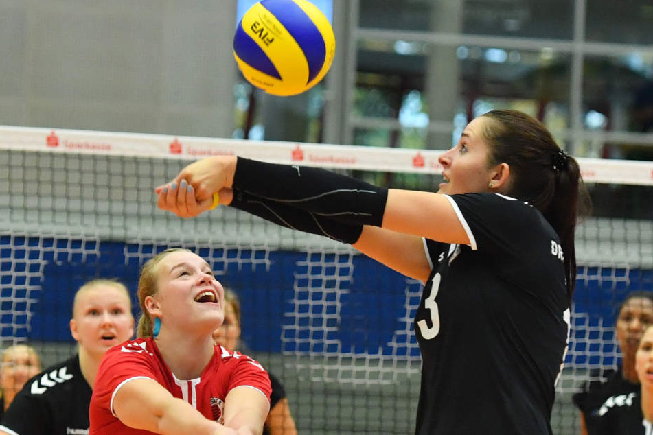 „Ich hab ihn.“ DSC-Angreiferin Eva Hodanova (r.)
ist vor Libera Michelle Petter am Ball.