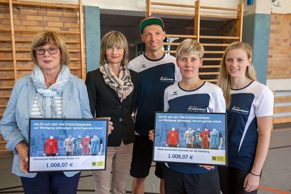 OB Barbara Ludwig (55, SPD) spendete den Trikot-Erlös an den Elternverein krebskranker Kinder und an die KISS-Kindersportschule.