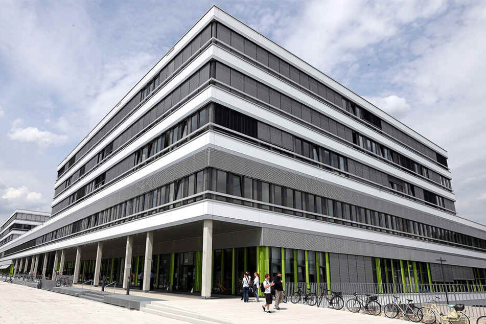 Die Uni stellt 40 neue Professoren ein.