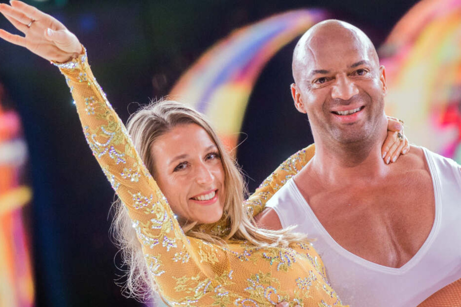 Detlef Soost (r.), Tanz- und Fitnesscoach, und Kat Rybkowski, Eiskunstläuferin, stehen bei einem Pressetermin zur SAT.1-Show "Dancing on Ice" auf dem Eis.